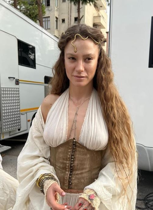 Serenay Sarıkaya, Şahmaran dizisinden kamera arkası görüntüler paylaştı