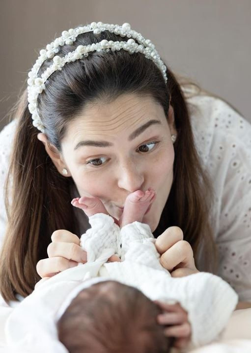 Yıldız Çağrı Atiksoy'dan minik kızıyla yeni poz: 3 aylık olduk