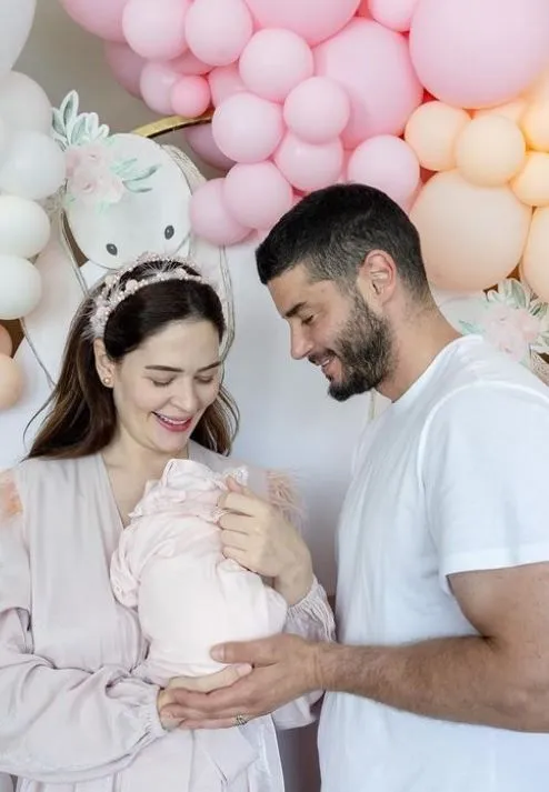 Yıldız Çağrı Atiksoy'dan minik kızıyla yeni poz: 3 aylık olduk
