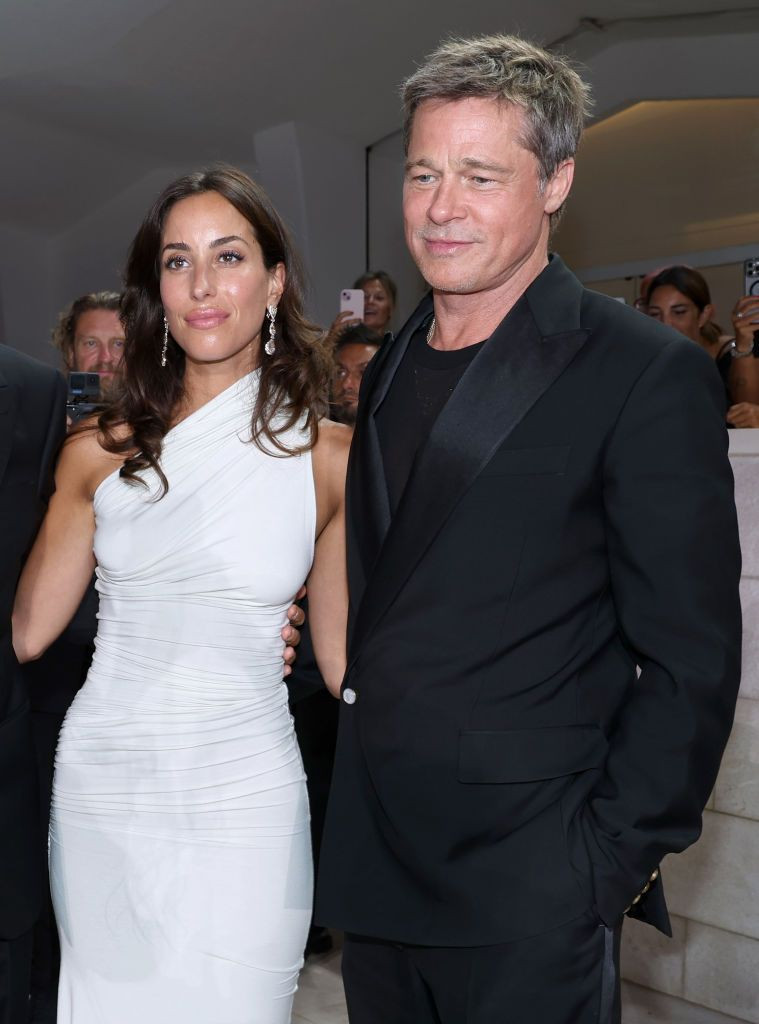 Brad Pitt yeni sevgilisi Ines de Ramon'la Venedik Film Festivali'ne katıldı