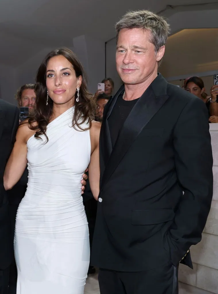 Brad Pitt yeni sevgilisi Ines de Ramon'la Venedik Film Festivali'ne katıldı