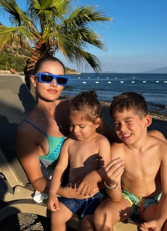 Fahriye Evcen'den oğlu Karan ve Kerem'le tatil pozları