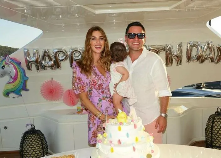 Nazlı Sabancı, kızı Arzu Alara'yla deniz keyfi yaptı