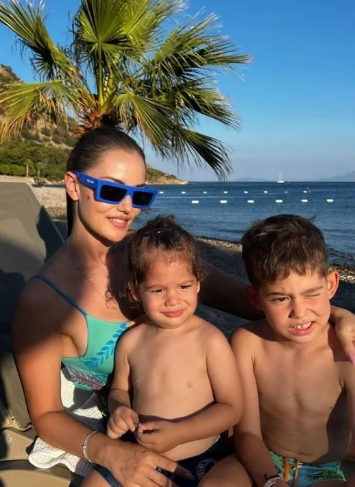 Fahriye Evcen'den oğlu Karan ve Kerem'le tatil pozları