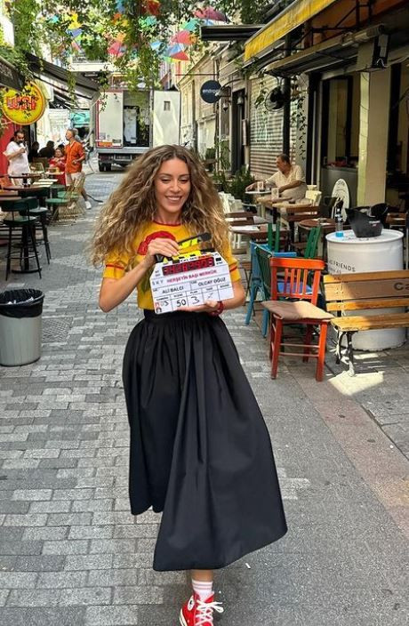 Sinem Kobal setten yeni pozlarını paylaştı! Kırmızılı kombini beğeni topladı