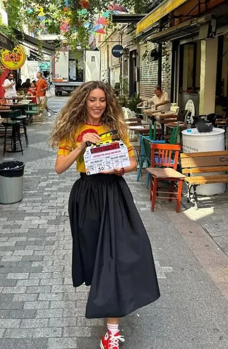 Sinem Kobal setten yeni pozlarını paylaştı! Kırmızılı kombini beğeni topladı