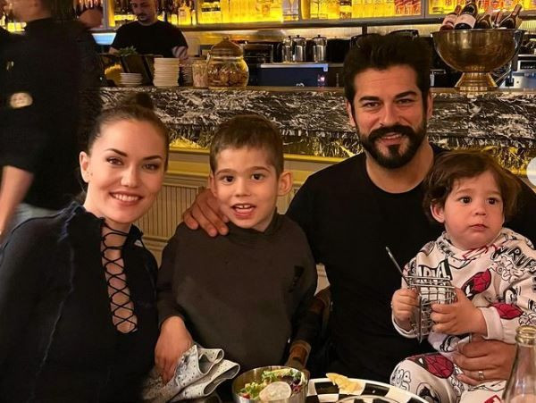 Fahriye Evcen'den oğlu Karan ve Kerem'le tatil pozları