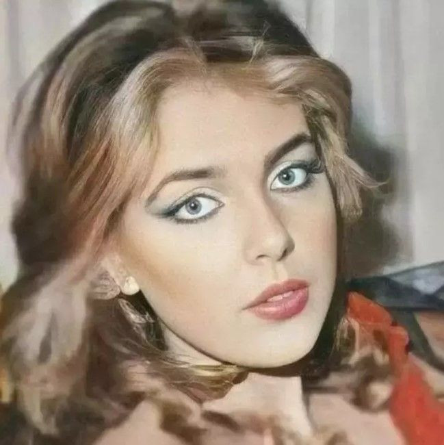 Ahu Tuğba'nın kızı Anjelik: Annemin tabletinden 4 bin dua çıktı
