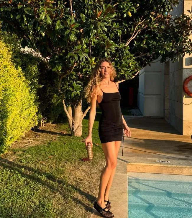 Eşi ve kızlarıyla tatile giden Sinem Kobal'dan yeni kareler: Yaz sonu, aile albümü