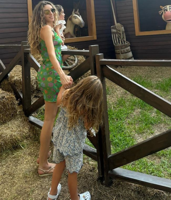Eşi ve kızlarıyla tatile giden Sinem Kobal'dan yeni kareler: Yaz sonu, aile albümü