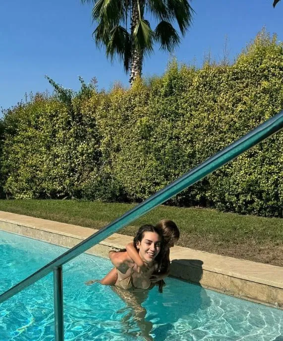 Eşi ve kızlarıyla tatile giden Sinem Kobal'dan yeni kareler: Yaz sonu, aile albümü