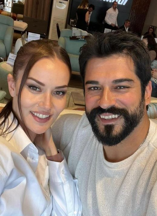 Burak Özçivit'ten Fahriye Evcen'e jest! Tatil dönüşü eşini çiçeklerle karşıladı