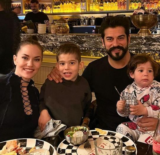 Burak Özçivit'ten Fahriye Evcen'e jest! Tatil dönüşü eşini çiçeklerle karşıladı