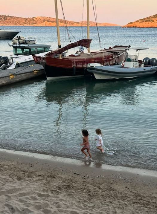 Kıvanç Tatlıtuğ yaza, ailesi ve dostlarıyla Marathi Adası'nda veda etti