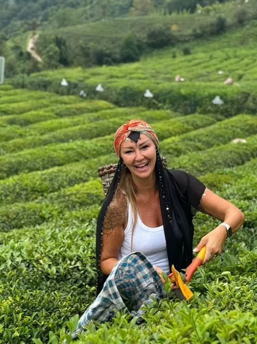 Pınar Altuğ, Rize'ye gitti! Çay topladığı anları sosyal medyadan paylaştı