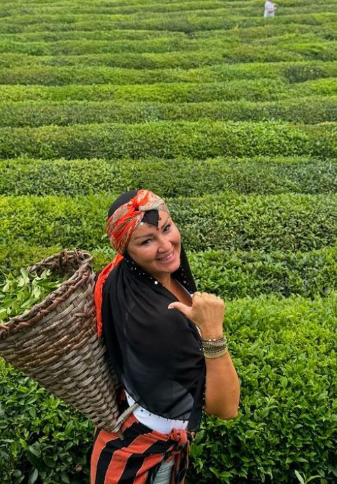 Pınar Altuğ, Rize'ye gitti! Çay topladığı anları sosyal medyadan paylaştı