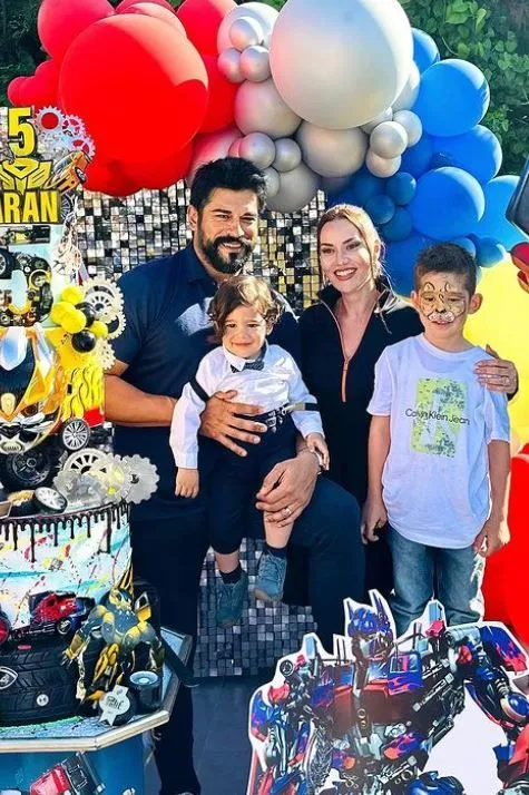 Fahriye Evcen, oğulları Karan ve Kerem ile poz verdi! Babalarına benzerlikleri gündem oldu
