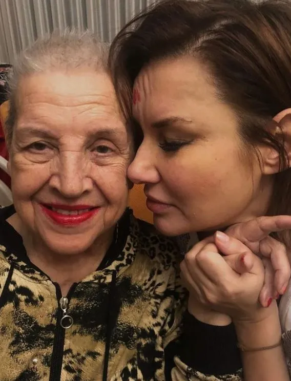 Deniz Seki annesini ölüm yıl dönümünde andı: Seni düşünmediğim tek bir an olmadı anne