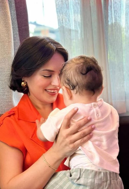 Ezgi Mola oğlu Can ile yeni karelerini paylaştı