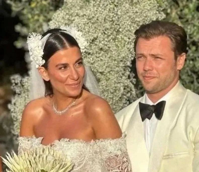 Tolga Sarıtaş ve eşi Zeynep Mayruk'tan aile pozu