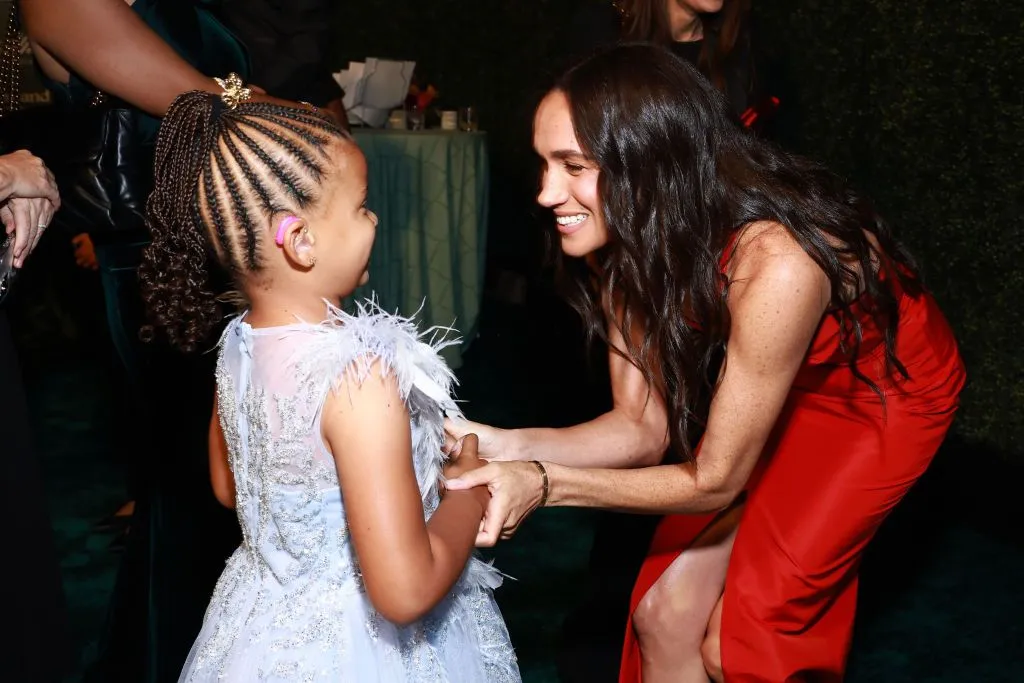 Meghan Markle'ın kırmızı halı stili eleştiri yağmuruna tutuldu