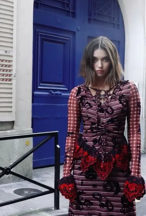 Afra Saraçoğlu'ndan Paris pozları: Hayatımın elbisesi