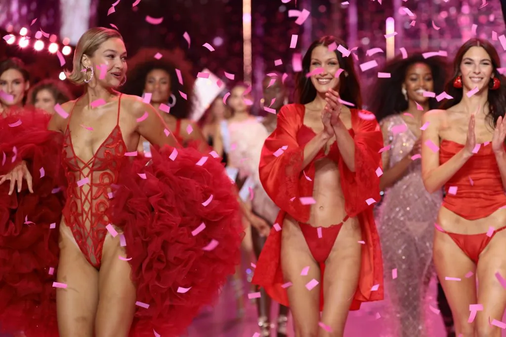 Dilan Çiçek Deniz, Victoria's Secret Fashion Show’un pembe halısında