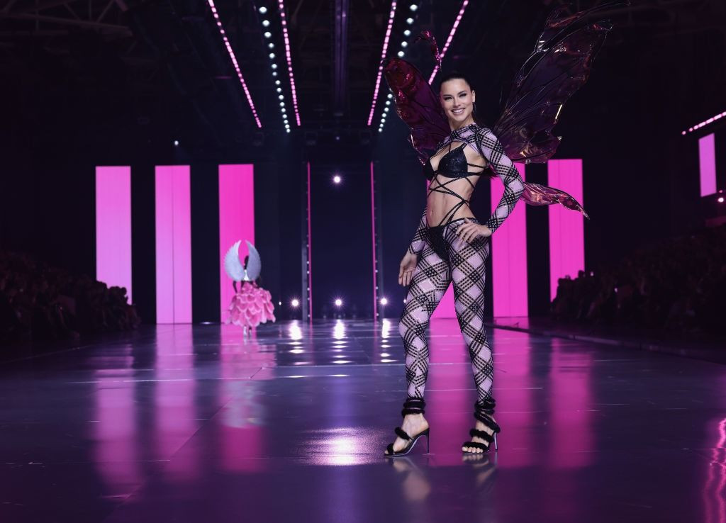Adriana Lima yıllar sonra çıktığı podyumda göz kamaştırdı