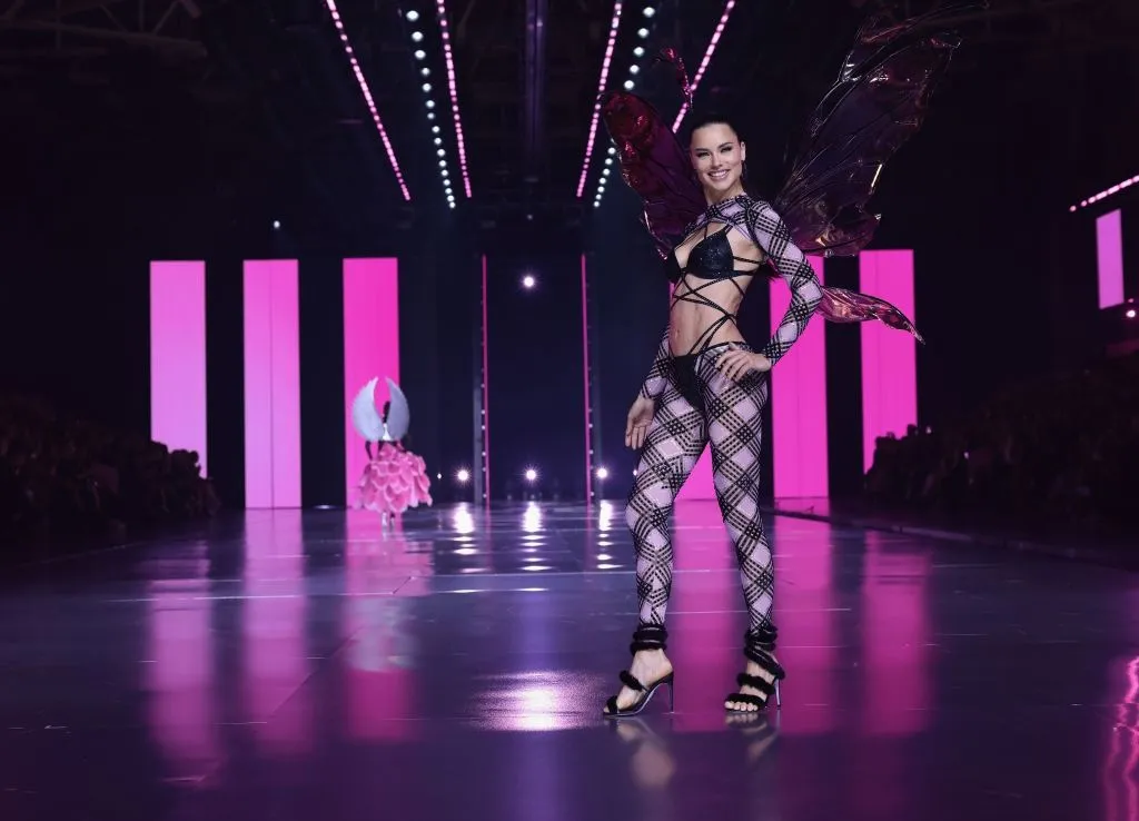 Adriana Lima yıllar sonra çıktığı podyumda göz kamaştırdı