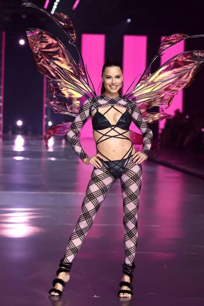 Adriana Lima yıllar sonra çıktığı podyumda göz kamaştırdı