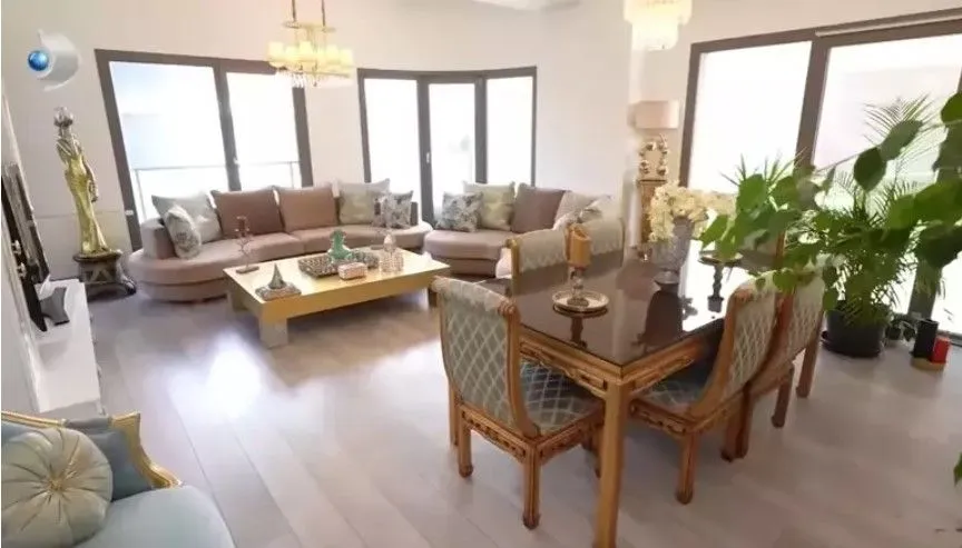Yeşilçam yıldızı Serpil Çakmaklı leb-i derya evininin kapılarını açtı