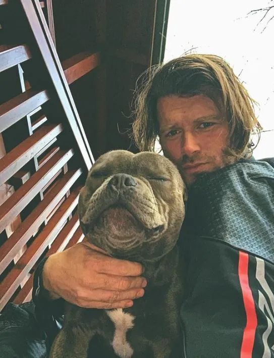 Kıvanç Tatlıtuğ köpeği ile pozlarını paylaştı: Efsane genç
