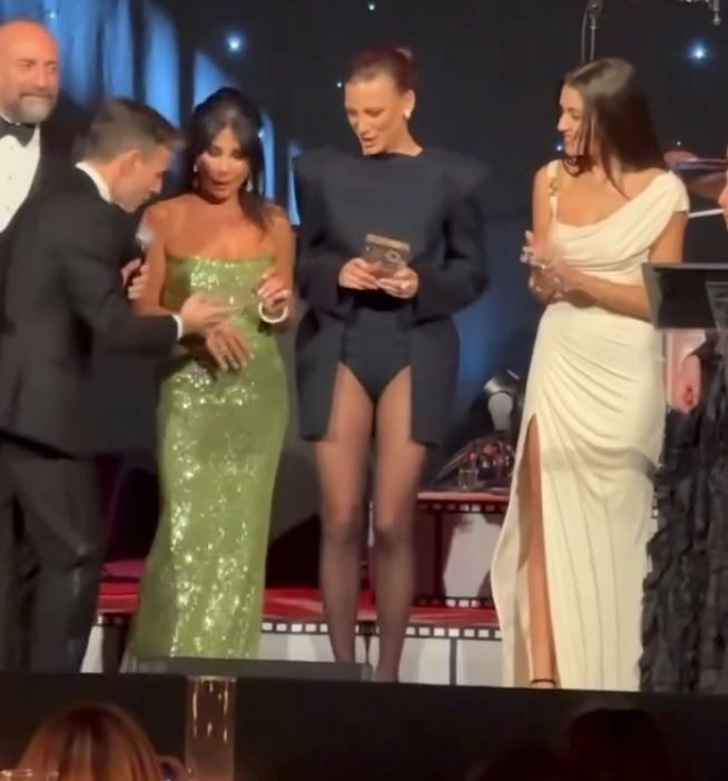New York'ta Serenay Sarıkaya ve Hande Erçel rüzgarı esti
