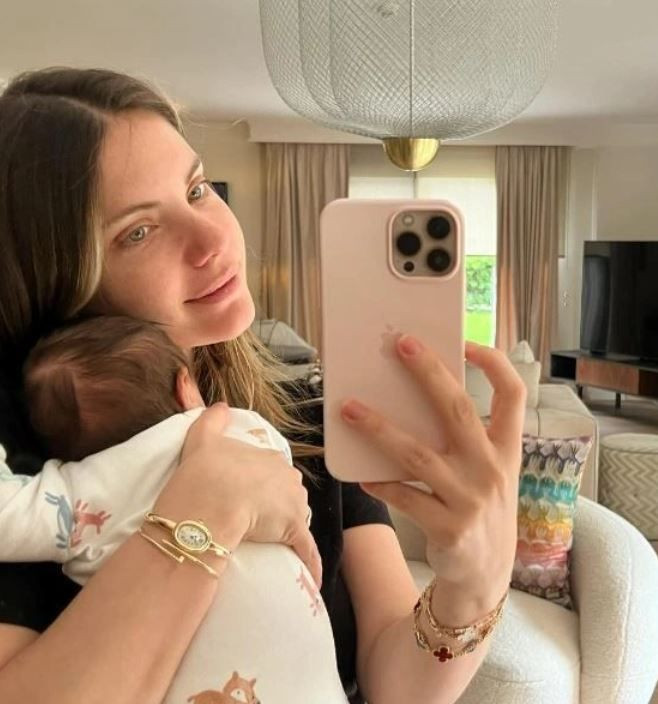 Eda Ece kızıyla yeni pozunu paylaştı! Görenler babaya benzetti