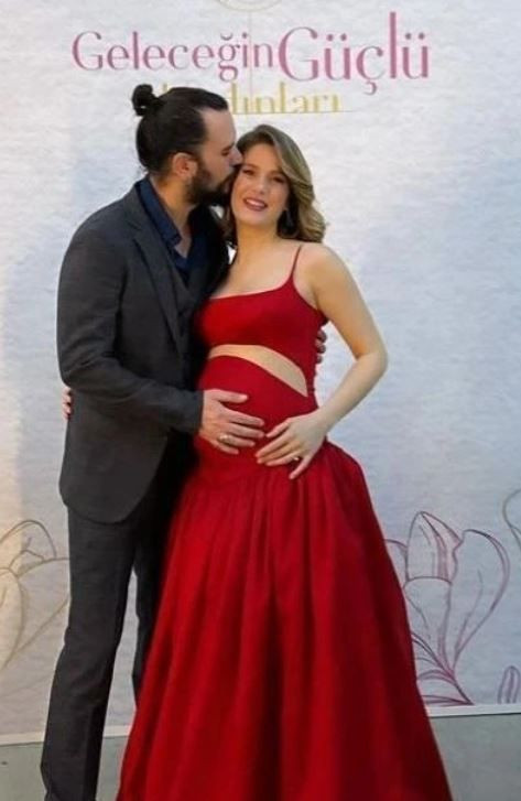 Burcu Biricik'ten minik kızı Luna'yla paylaşım: Gel dünyaları gezelim seninle