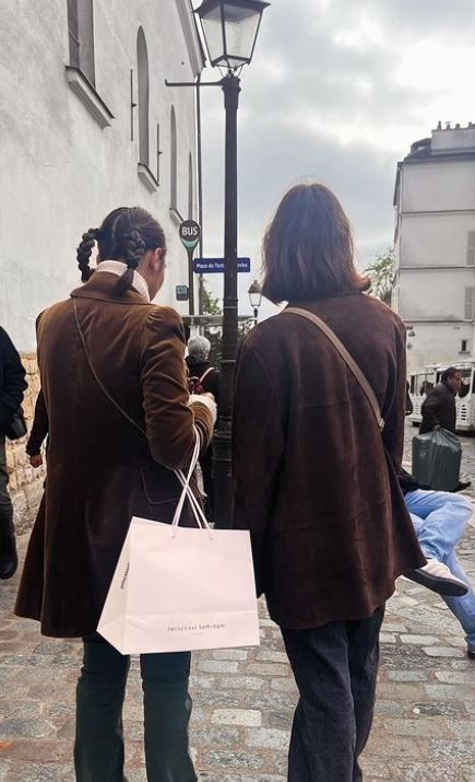Tuba Büyüküstün ikiz kızları Maya ve Toprak ile Paris pozlarını paylaştı! İkizlerin son hali şaşırttı