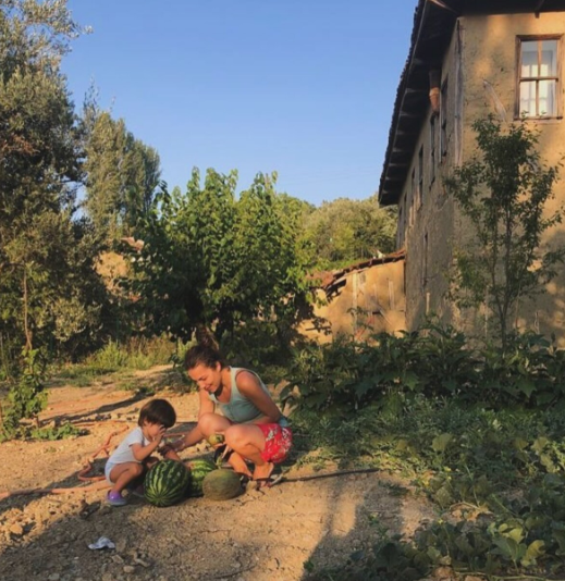 Burcu Kara doğup büyüdüğü evi yeniledi: "5 yıl önce başladı hayallerimiz, tutkuyla bağlandık toprağa"