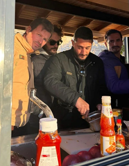 Kıvanç Tatlıtuğ dostlarıyla Lüleburgaz'da barbekü partisi yaptı: 'Birkaç iyi adam ve yakışıklı tilkimiz'