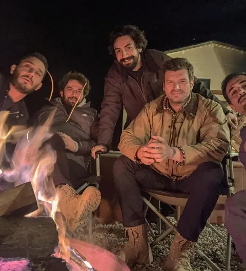 Kıvanç Tatlıtuğ dostlarıyla Lüleburgaz'da barbekü partisi yaptı: 'Birkaç iyi adam ve yakışıklı tilkimiz'