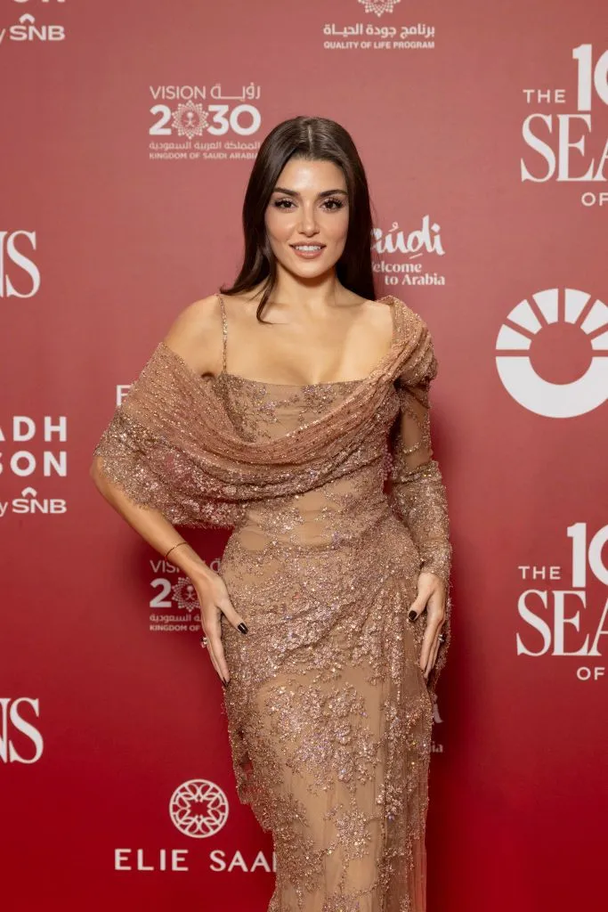 Hande Erçel, Elie Saab'ın onur konuğu oldu! Tarzıyla göz kamaştırdı