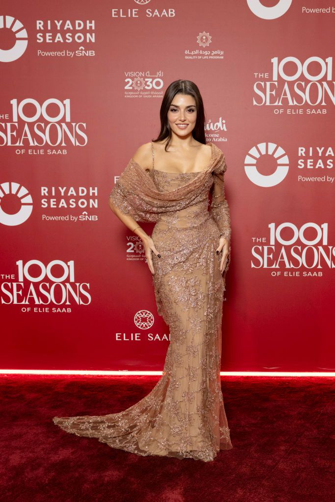 Hande Erçel, Elie Saab'ın onur konuğu oldu! Tarzıyla göz kamaştırdı