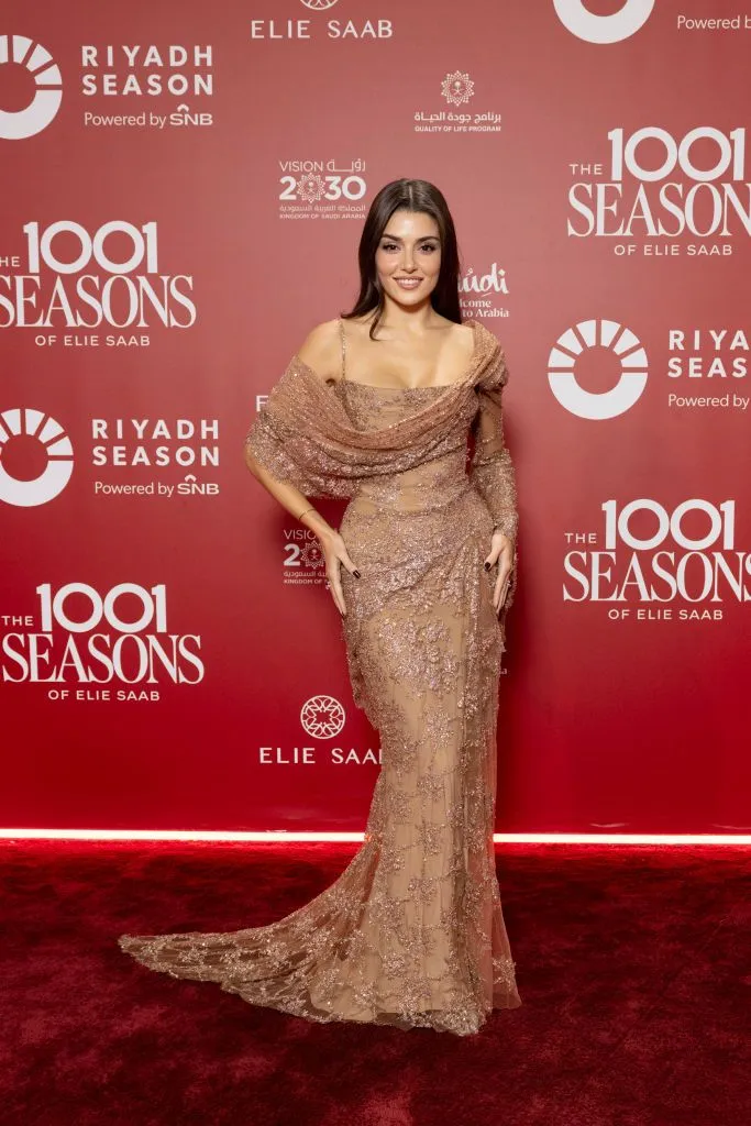 Hande Erçel, Elie Saab'ın onur konuğu oldu! Tarzıyla göz kamaştırdı