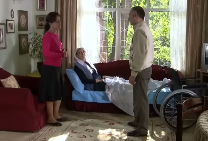 Yaprak Dökümü'nün Cevriyesi Güler Ökten 83 yaşına girdi! Bennu Yıldırımlar'dan sürpriz kutlama