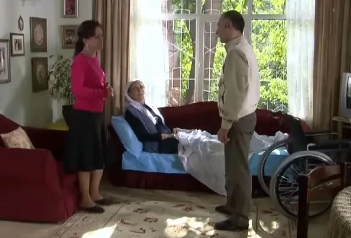 Yaprak Dökümü'nün Cevriyesi Güler Ökten 83 yaşına girdi! Bennu Yıldırımlar'dan sürpriz kutlama