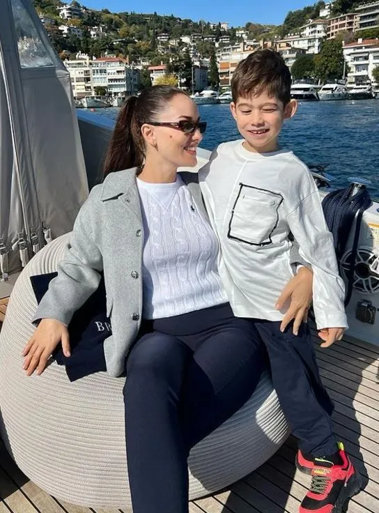 Fahriye Evcen, oğullarıyla tekne keyfi yaptığı anları paylaştı
