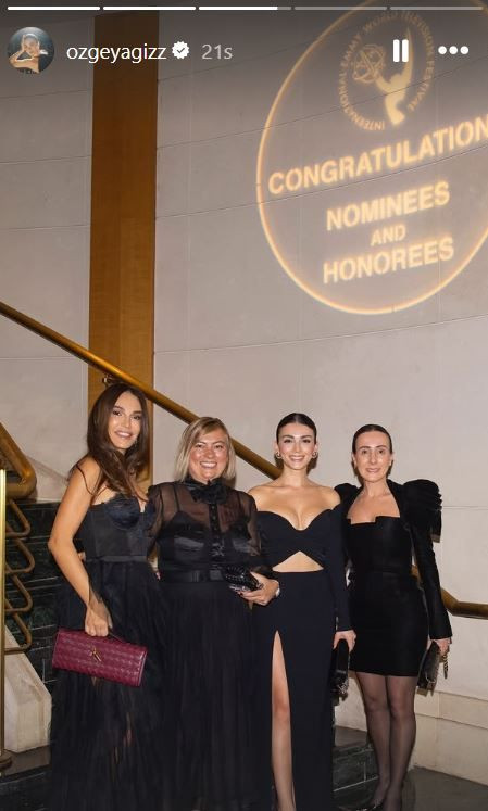 Oyuncu çift Özge Yağız ve Berkay Akgül, Emmy Ödülleri'nin kırmızı halısında