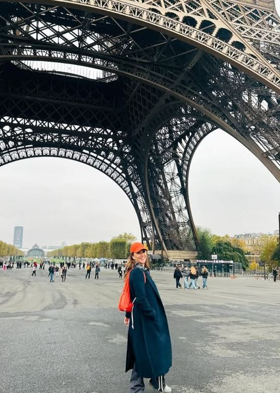 'Kızılcık Şerbeti'nin 'Kıvılcım'ı Evrim Alasya'dan Paris pozları
