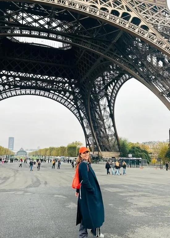 'Kızılcık Şerbeti'nin 'Kıvılcım'ı Evrim Alasya'dan Paris pozları