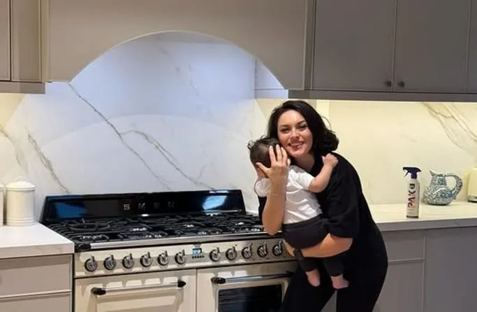 Ezgi Mola, oğlu can ile yeni pozunu paylaştı