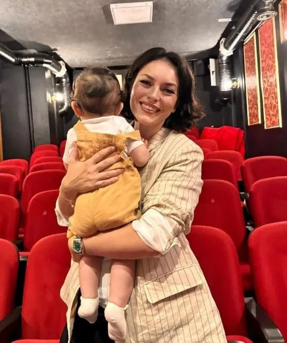 Ezgi Mola, oğlu can ile yeni pozunu paylaştı